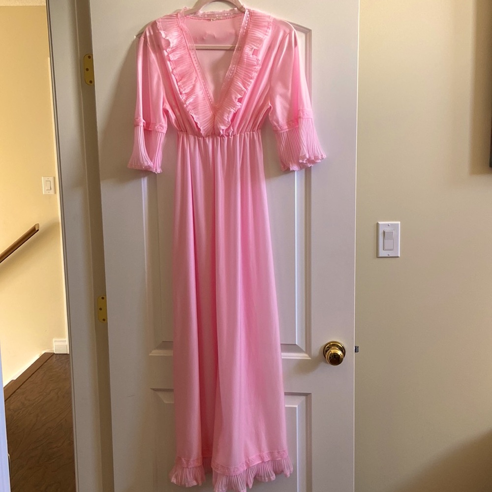 Stunning Victorian vintage pink nightgown!